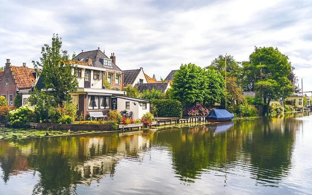 From Amsterdam: Zaanse Schans, Volendam, and Marken Guided Tour Image 6