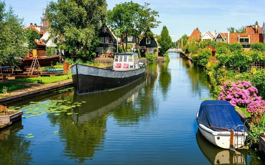 From Amsterdam: Zaanse Schans, Volendam, Edam and Marken Guided Tour Image 2