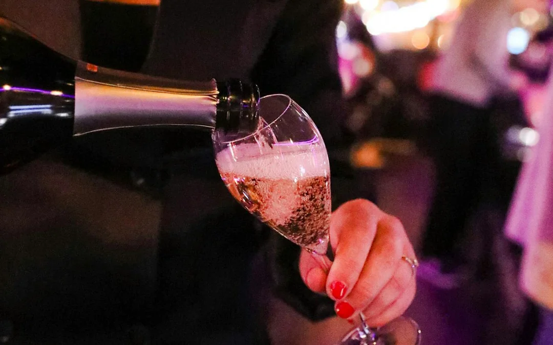 From Arc de Triomphe: Bus Toqué Signature Dinner with Paris Views Image 2