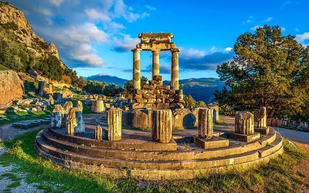 From Athens: Delphi & Arachova Day Tour with Expert Guide & Entry Tickets Image 1
