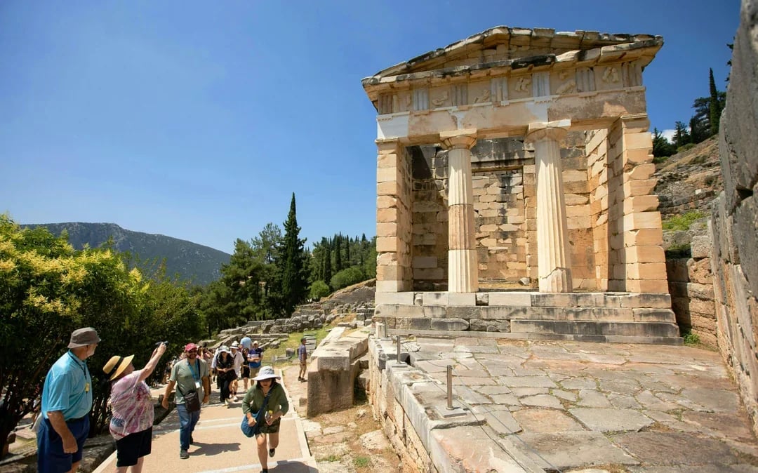 From Athens: Delphi & Meteora 2-Day Guided Tour with Hotel Stay Image 2