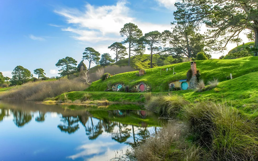 From Auckland: Hobbiton & Te Puia Tour with Festive Lunch & Hangi Dinner Buffet Image 3