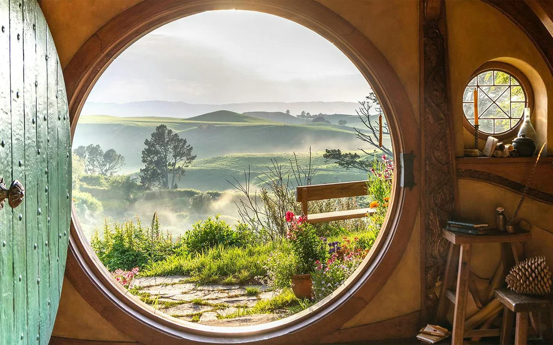 From Auckland: Hobbiton Movie Set Signature Tour and Waitomo Caves Guided Tour with Lunch Image 2