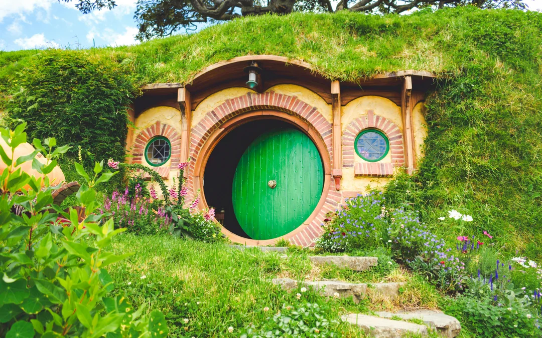 From Auckland: Hobbiton Movie Set Signature Tour and Waitomo Caves Guided Tour with Lunch Image 5