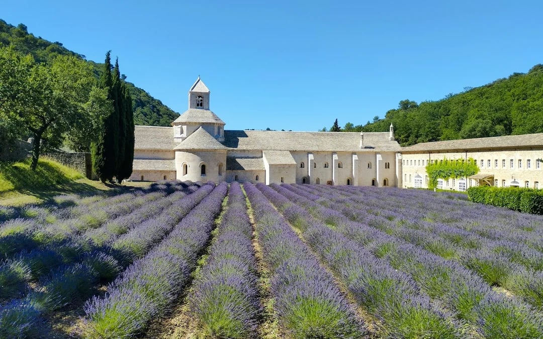 From Avignon: Gordes, Roussillon & Fontaine-de-Vaucluse Tour with Ochre Trail Entry Image 3