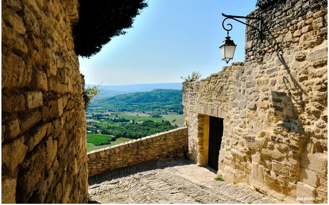 From Avignon: Gordes, Roussillon & Fontaine-de-Vaucluse Tour with Ochre Trail Entry Image 4
