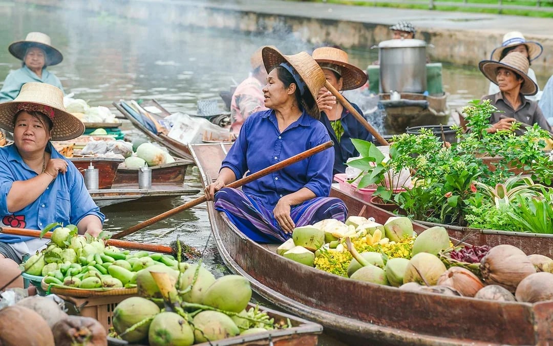 From Bangkok: Ayutthaya Temple, Railway Market & Damnoen Saduak Floating Market Full-Day Guided Tour with Lunch & Hotel Transfers Image 2
