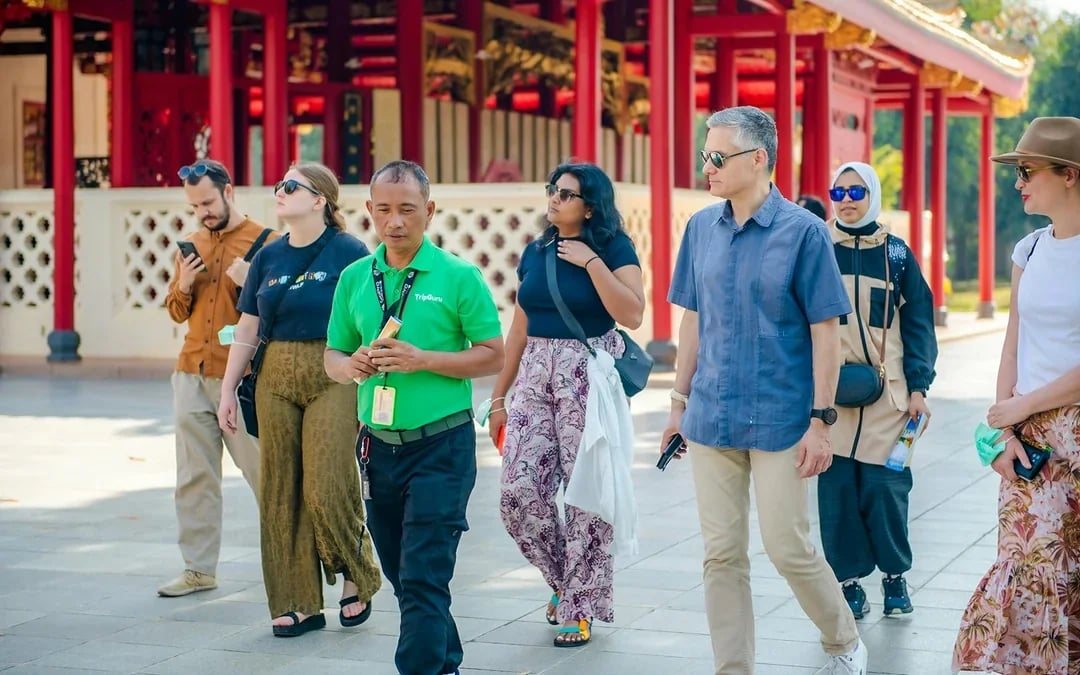 From Bangkok: Ayutthaya Temples and Bang Pa-In Palace Full-day Guided Tour Image 2