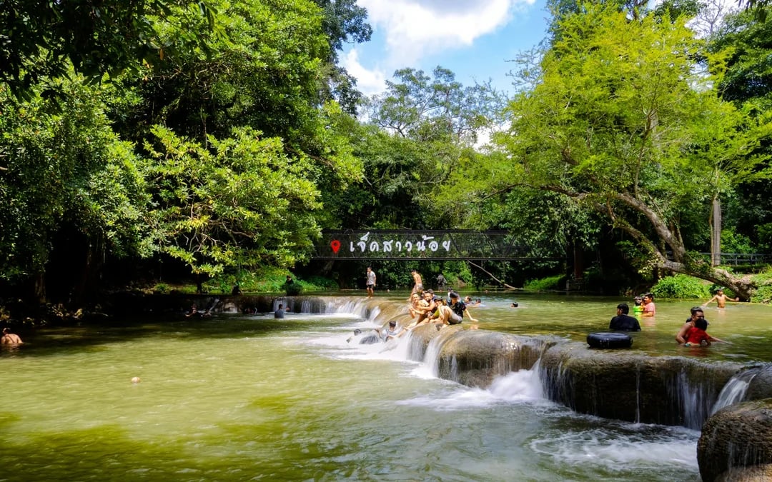 From Bangkok: Kanchanaburi and Erawan National Park Day Trip with Private Transfers Image 2