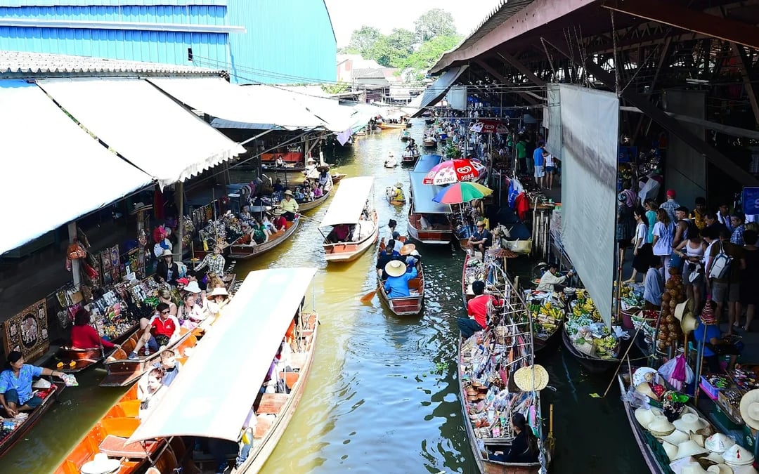 From Bangkok: Maeklong Railway Market, Damnoen Saduak Floating Market & Ayutthaya Small-Group Tour Image 2
