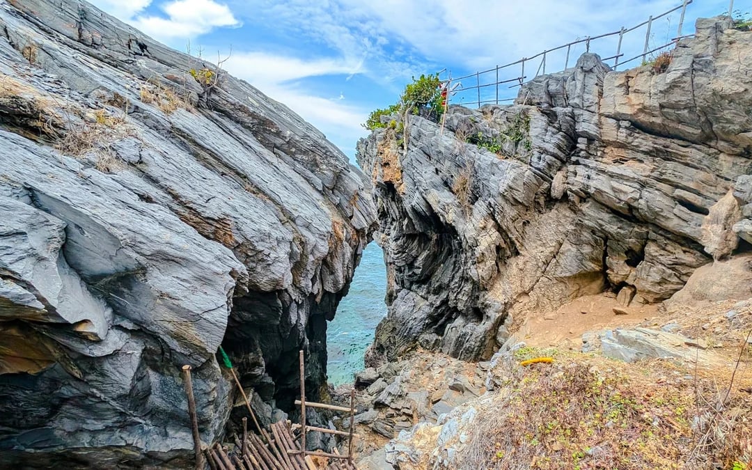 From Bangkok or Pattaya: Koh Sichang Island Day Trip with Hotel Transfers and Private Tuk-Tuk Tour Image 3