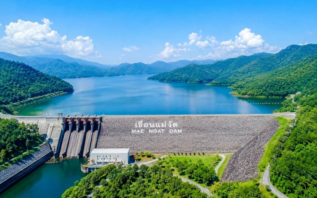 From Chiang Mai: Bua Thong Sticky Waterfalls and Mae Ngat Dam Boat Tour Image 2