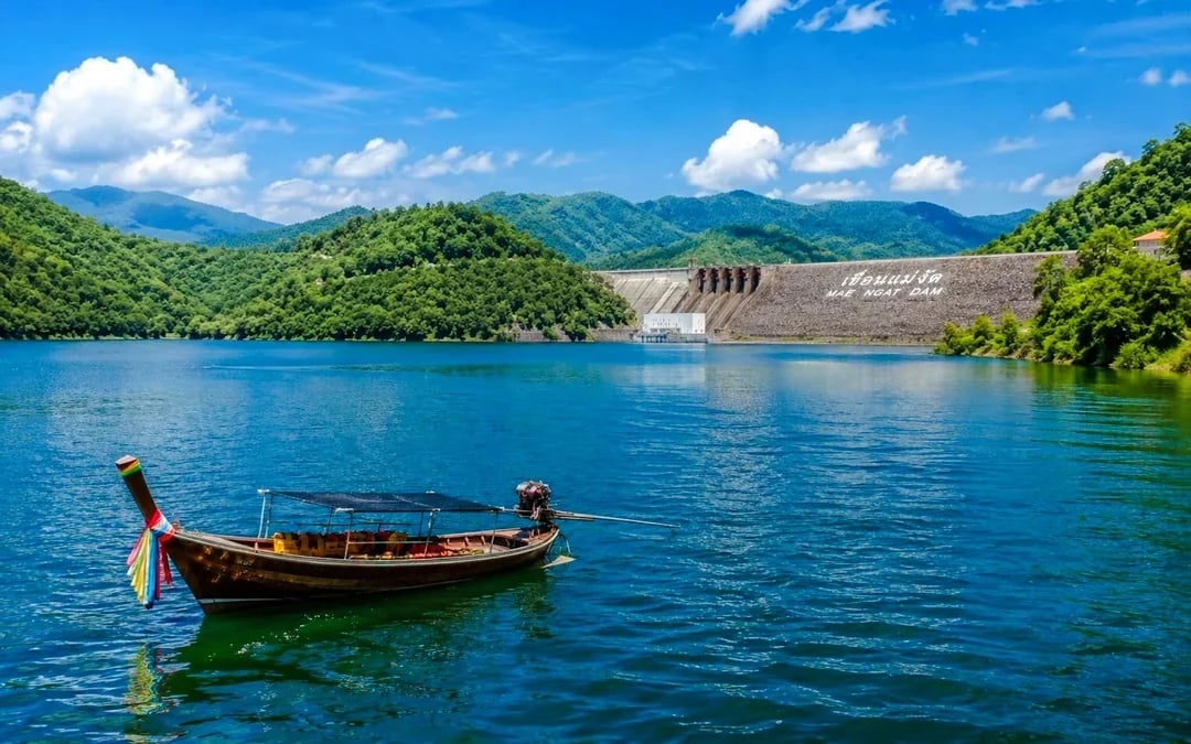 From Chiang Mai: Bua Thong Sticky Waterfalls and Mae Ngat Dam Boat Tour Image 4