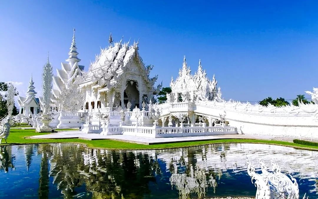 From Chiang Mai: Chiang Rai White, Blue and Red Temples & Long Neck Village Small-Group Tour Image 6