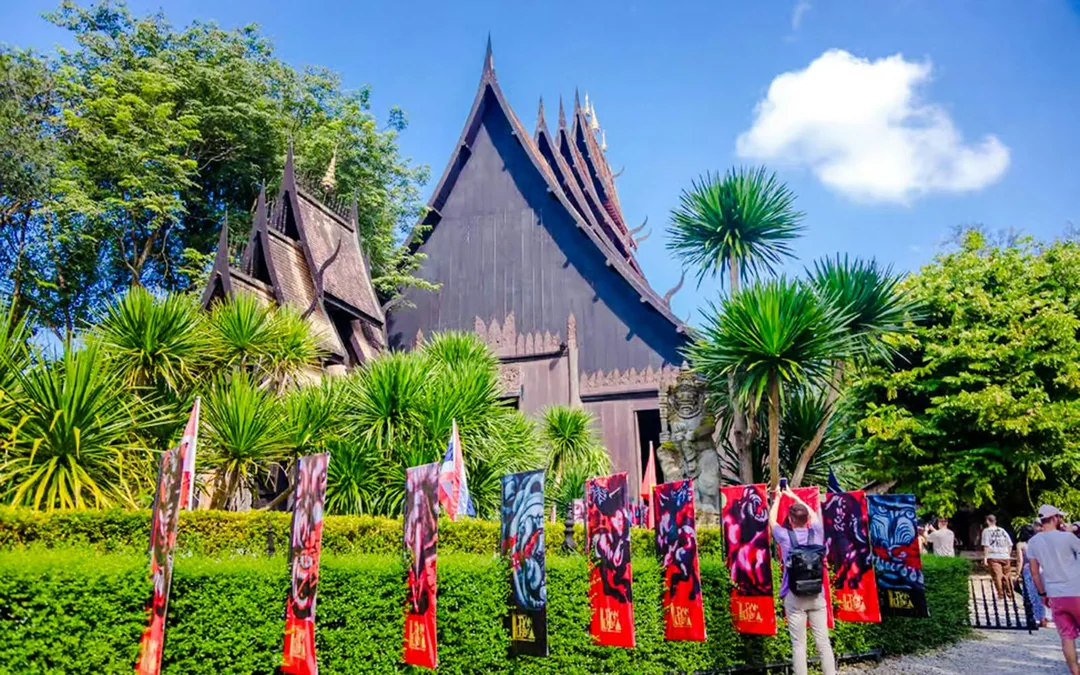 From Chiang Mai: Hot Springs and Chiang Rai White, Black & Blue Temple Day Tour with Lunch & Hotel Transfers Image 2
