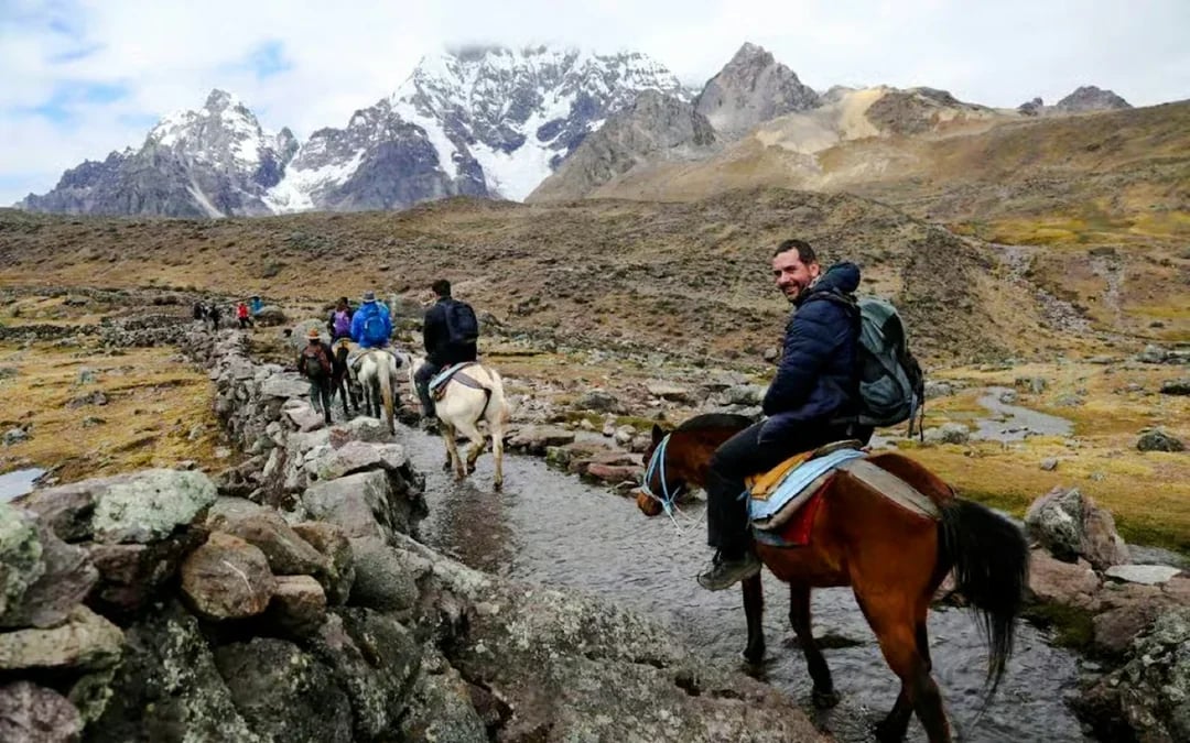 From Cusco: Full-Day 7 Lakes of Ausangate Horseback Riding Tour with Breakfast and Lunch. Image 3
