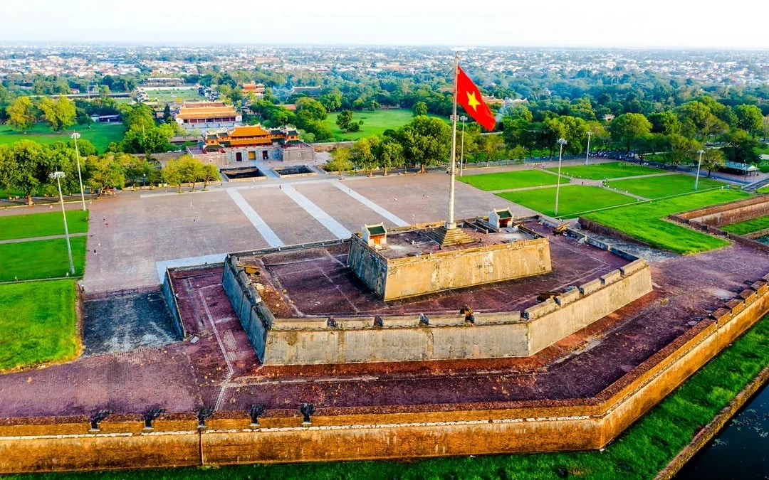 From Da Nang: Hue Imperial City, Khai Dinh Tomb and Thien Mu Pagoda Day Trip Image 3