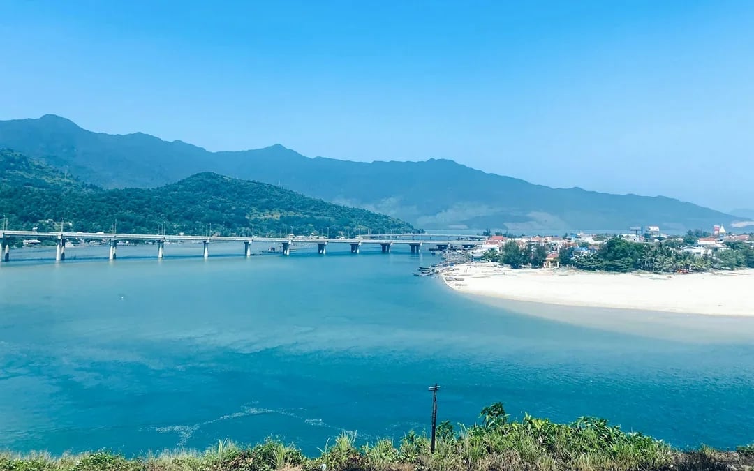 From Da Nang: Hue Imperial City, Khai Dinh Tomb and Thien Mu Pagoda Day Trip Image 4