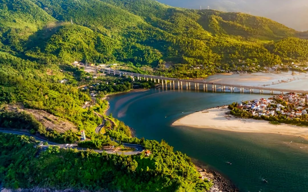 From Da Nang: Hue Imperial Culture Small-Group Tour by Heritage Train via Hai Van Pass Image 2