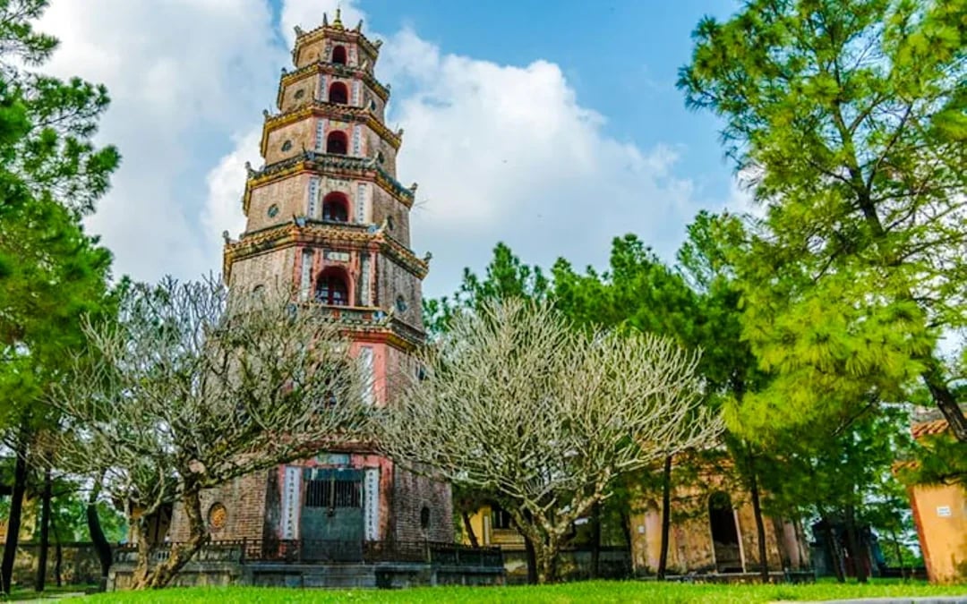 From Da Nang: Hue Private Day Trip to Imperial Citadel & Royal Tombs with Driver and Tickets Image 1