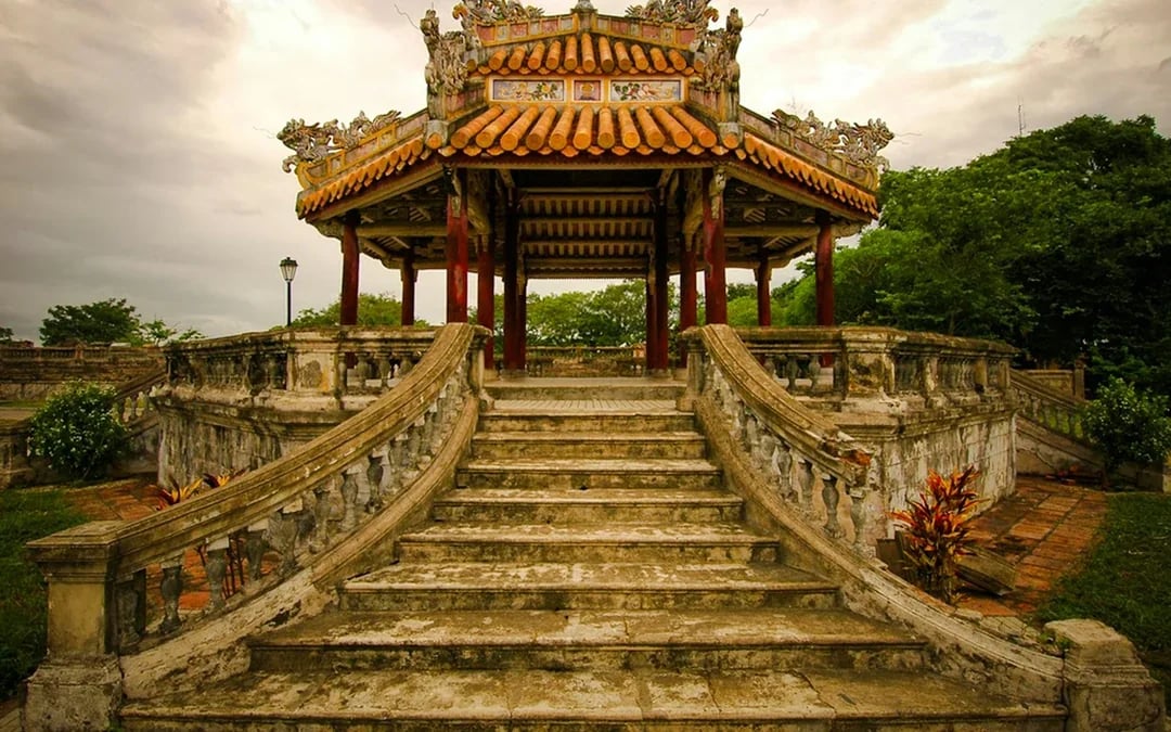 From Da Nang: Hue Private Day Trip to Imperial Citadel & Royal Tombs with Driver and Tickets Image 4