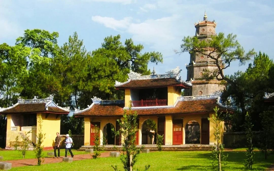 From Da Nang: Hue Private Day Trip to Imperial Citadel & Royal Tombs with Driver and Tickets Image 9