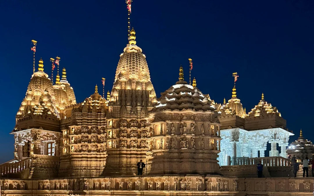 From Dubai: BAPS Hindu Temple & Sheikh Zayed Mosque Full-Day Guided Tour Image 4