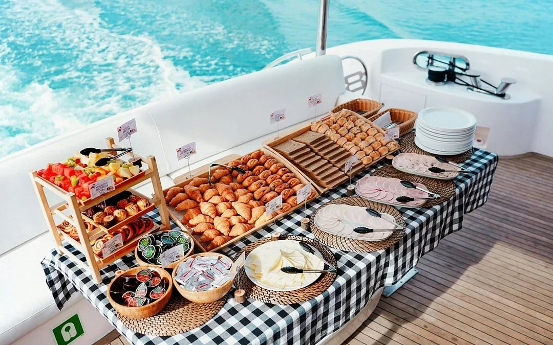 From Dubai Marina: 2-Hour Luxury Yacht Cruise with Dinner Image 6