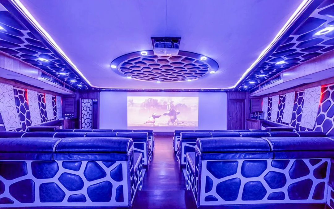 From Dubai Marina: 3-Hour Lotus Mega Yacht Cruise with Buffet Dinner, Unlimited Drinks & Live Entertainment Image 10