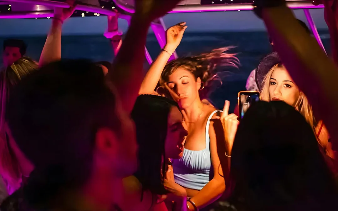 From Dubai Marina: 4-Hour Night Party Yacht Cruise with BBQ, DJ & Unlimited Beverages Image 1