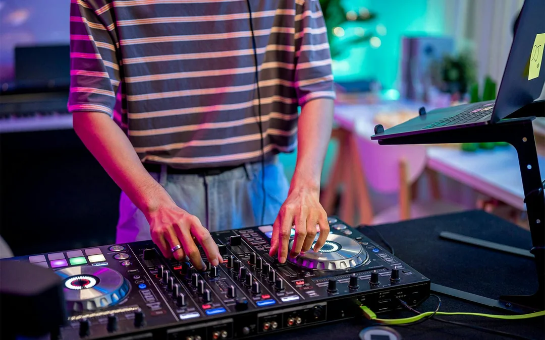 From Dubai Marina: Lotus Mega Yacht Dinner Cruise with Live DJ Image 5