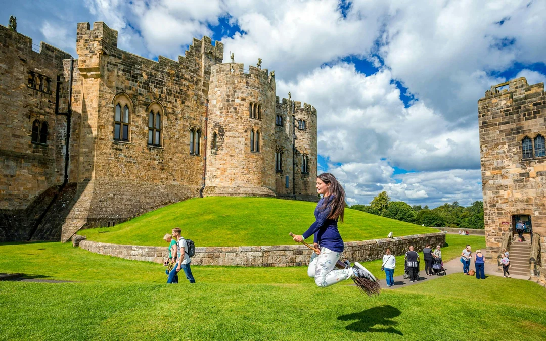 From Edinburgh: Alnwick Castle and Bamburgh Castle Full-Day Tour with Entry Image 1