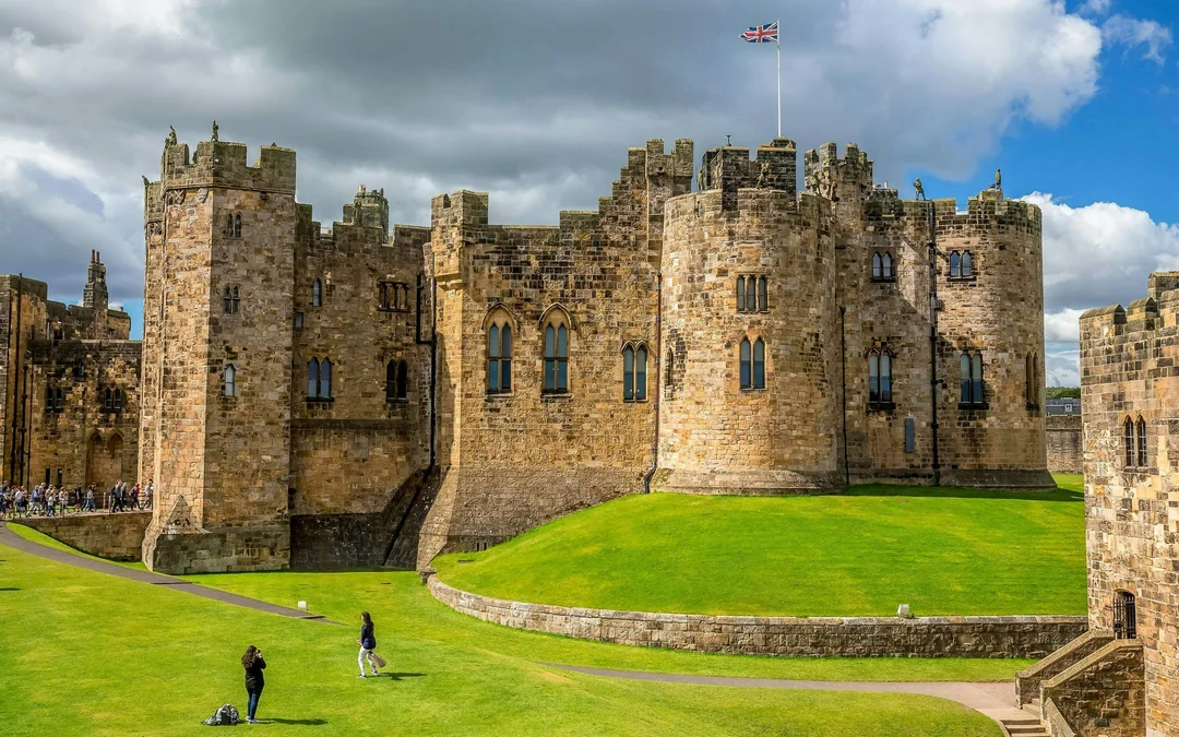 From Edinburgh: Alnwick Castle and Bamburgh Castle Full-Day Tour with Entry Image 2