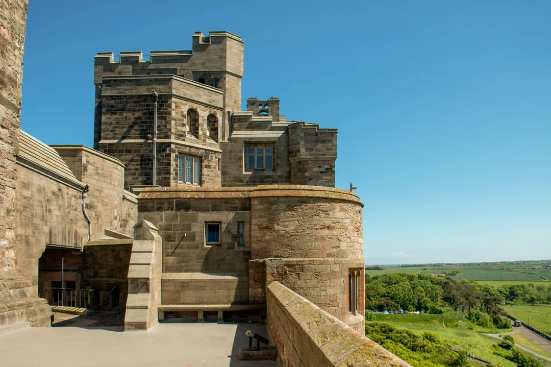 From Edinburgh: Alnwick Castle and Bamburgh Castle Full-Day Tour with Entry Image 4