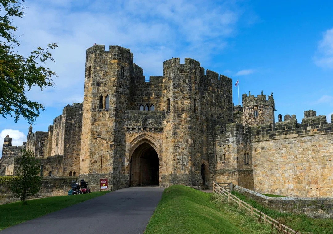 From Edinburgh: Alnwick Castle and Bamburgh Castle Full-Day Tour with Entry Image 5