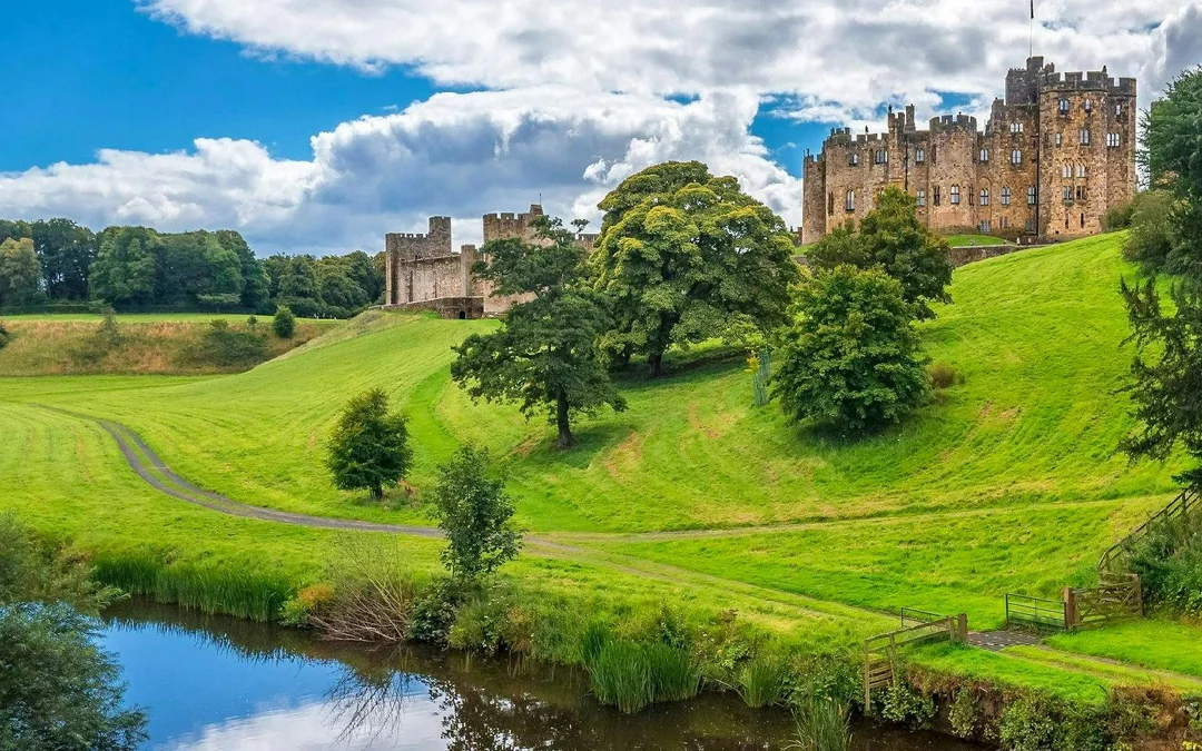From Edinburgh: Alnwick Castle and Bamburgh Castle Full-Day Tour with Entry Image 7