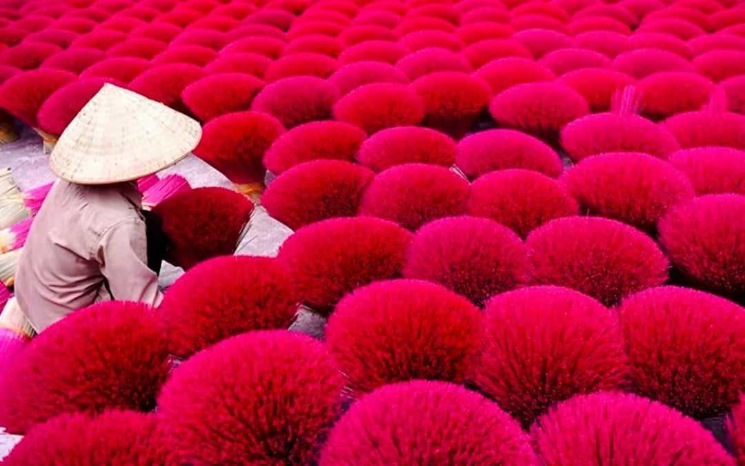 From Hanoi: Conical Hat Village and Quang Phu Cau Incense Village Tour Image 1