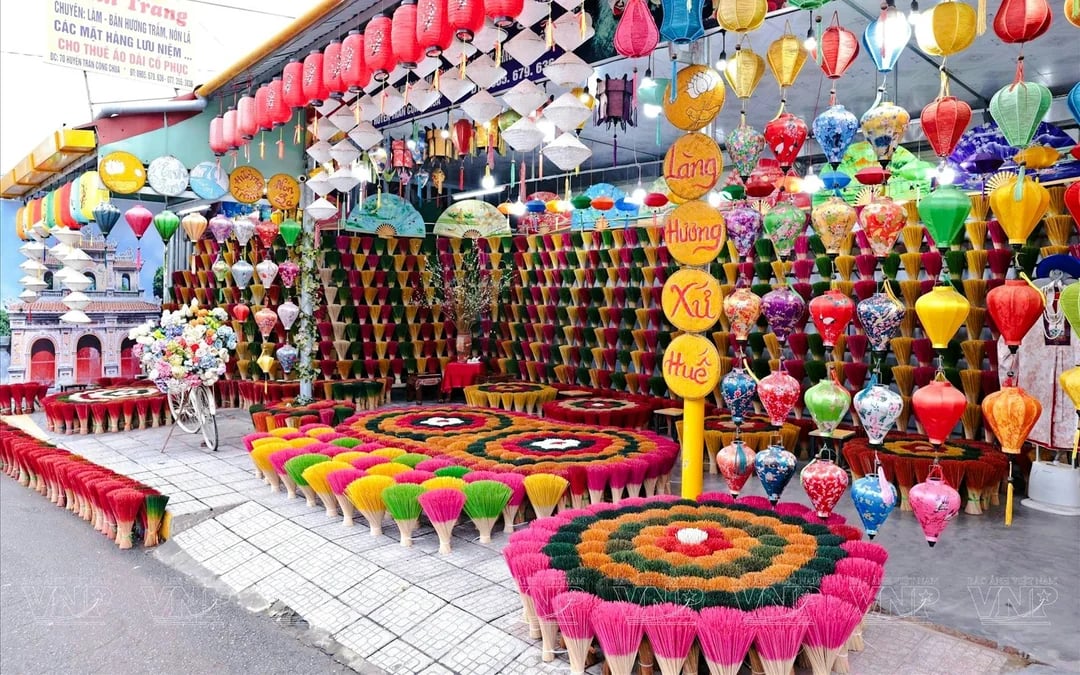 From Hanoi: Conical Hat Village and Quang Phu Cau Incense Village Tour Image 2
