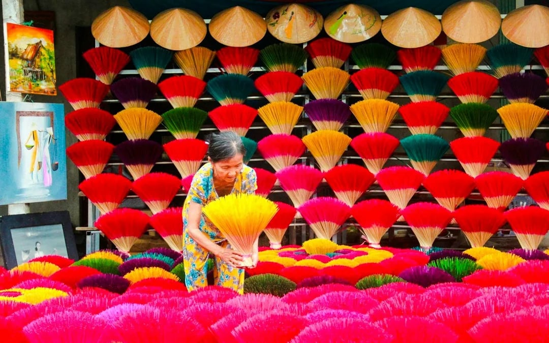 From Hanoi: Conical Hat Village and Quang Phu Cau Incense Village Tour Image 3