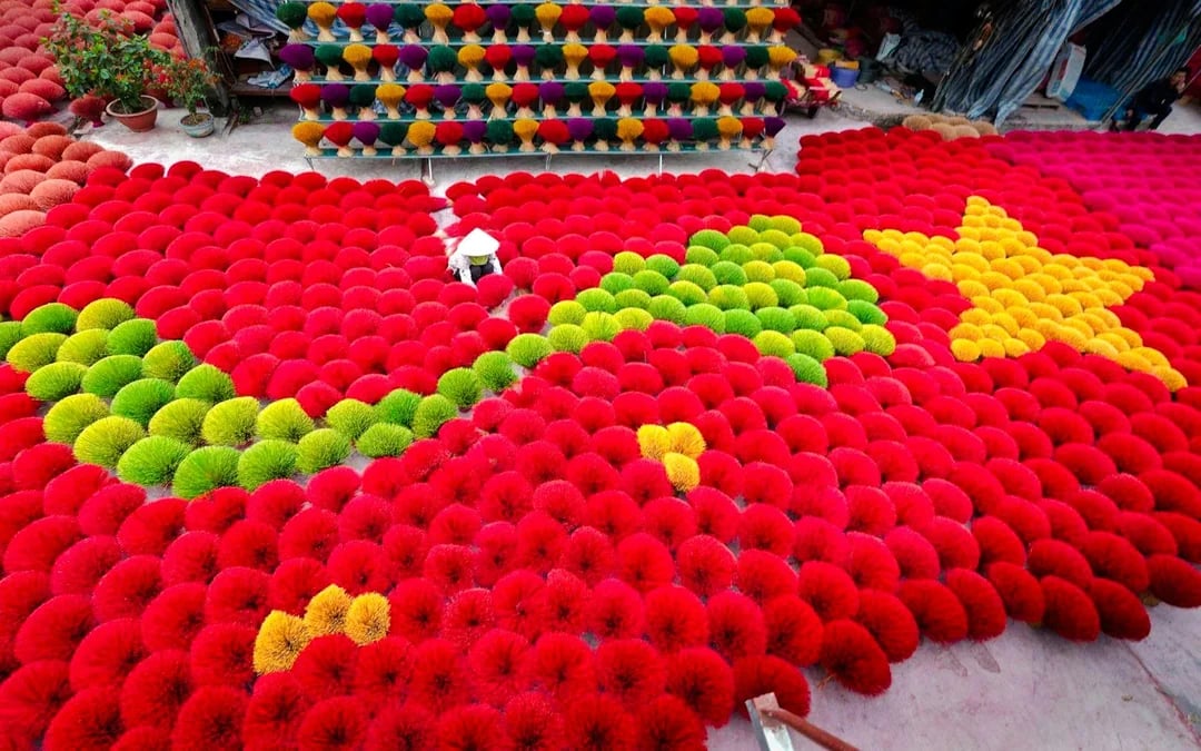 From Hanoi: Conical Hat Village and Quang Phu Cau Incense Village Tour Image 4