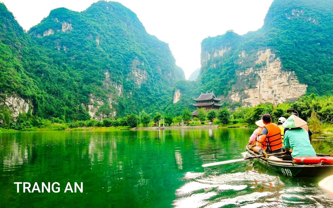 From Hanoi: Hoa Lu, Tam Coc & Mua Cave Small-Group Day Trip with Limousine Transfers Image 5