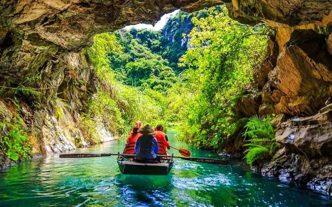 From Hanoi: Hoa Lu, Tam Coc & Mua Cave Small-Group Day Trip with Limousine Transfers Image 6