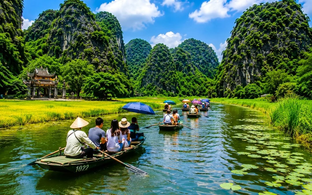 From Hanoi: Hoa Lu, Tam Coc & Mua Cave Tour Image 2