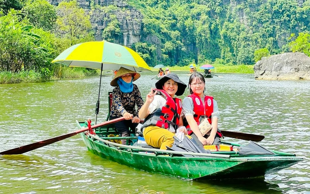 From Hanoi: Ninh Binh Small-Group Day Trip to Hoa Lu, Tam Coc or Trang An, and Mua Cave Image 1