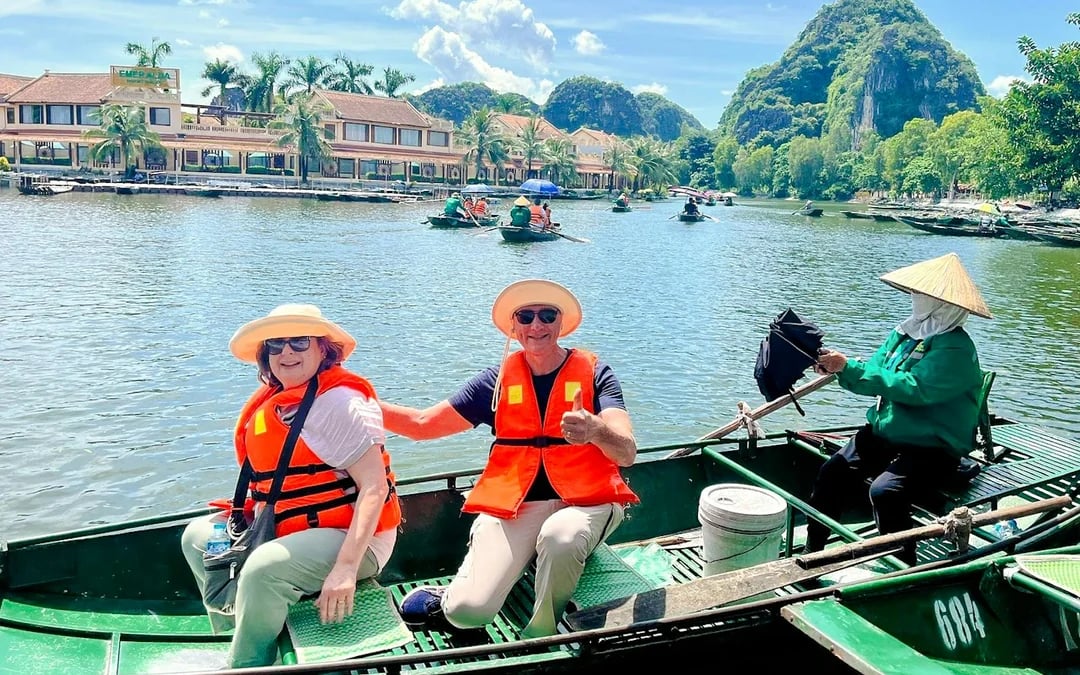 From Hanoi: Ninh Binh Small-Group Day Trip to Hoa Lu, Tam Coc or Trang An, and Mua Cave Image 2