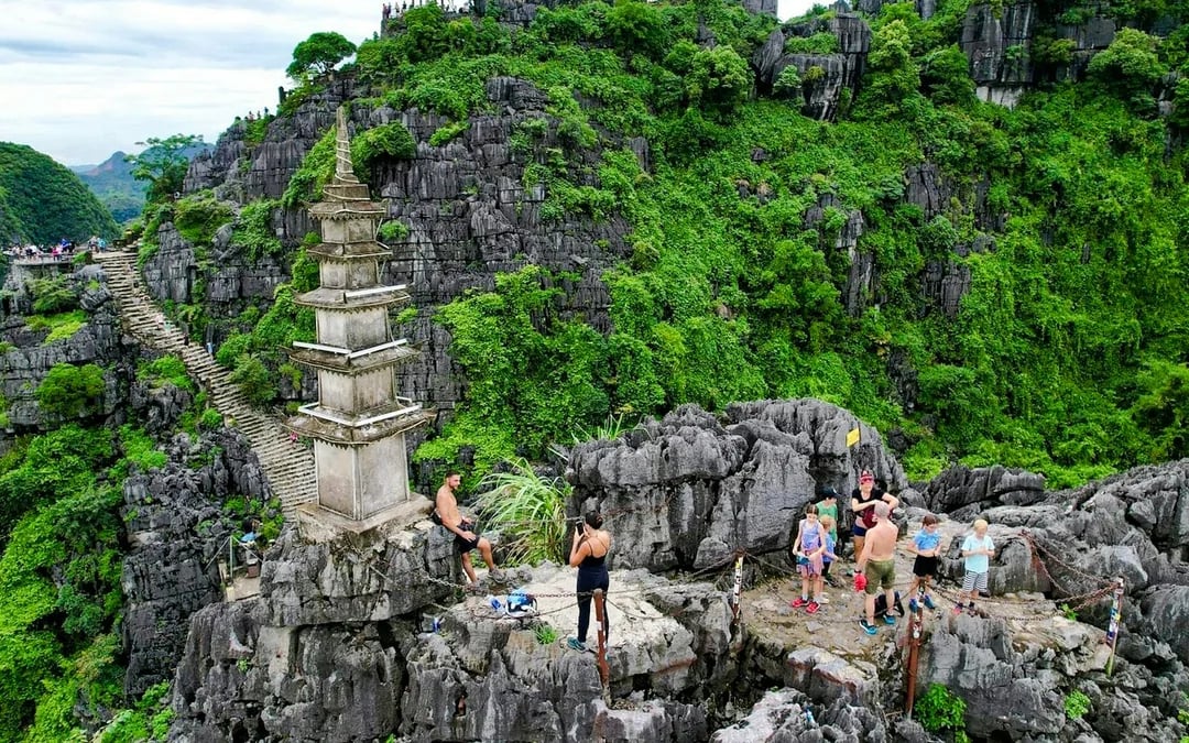 From Hanoi: Ninh Binh Small-Group Day Trip to Hoa Lu, Tam Coc or Trang An, and Mua Cave Image 4