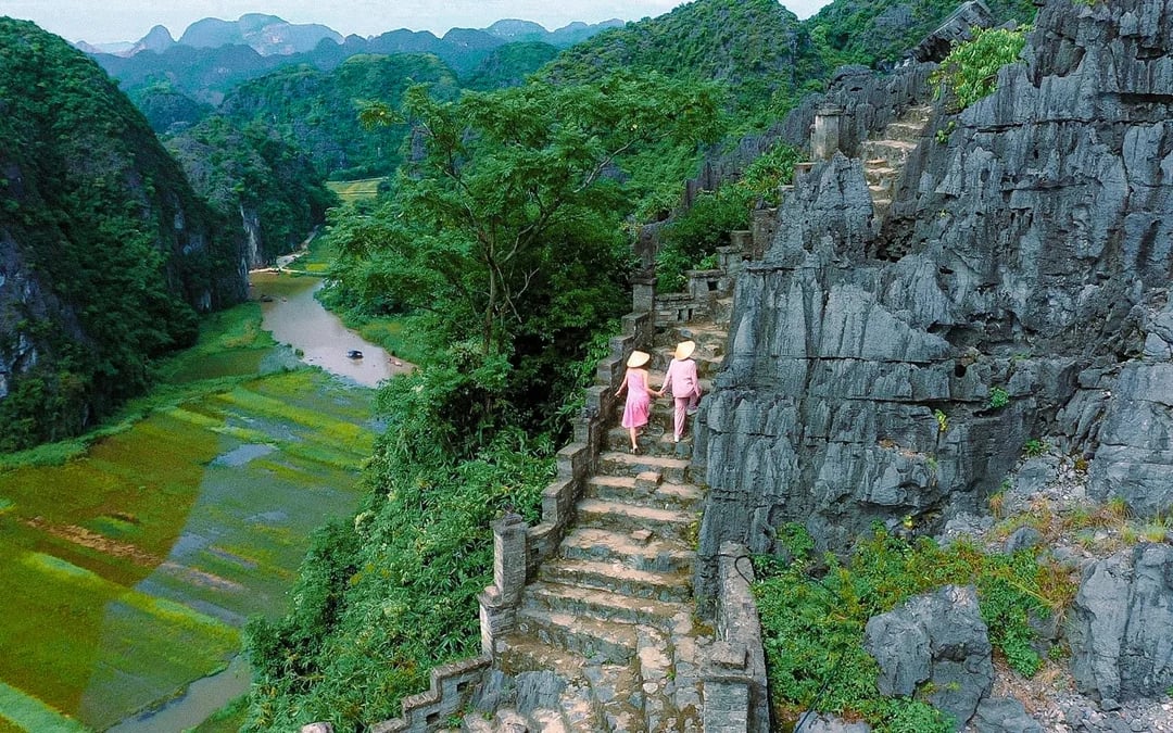 From Hanoi: Ninh Binh Small-Group Limousine Day Trip with Hoa Lu, Trang An Boat & Mua Cave Image 4