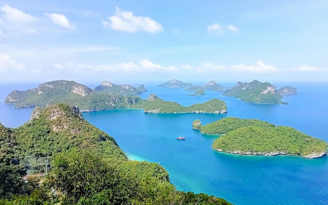 From Ko Samui: Ang Thong National Marine Park Speedboat Tour with Kayaking Image 1