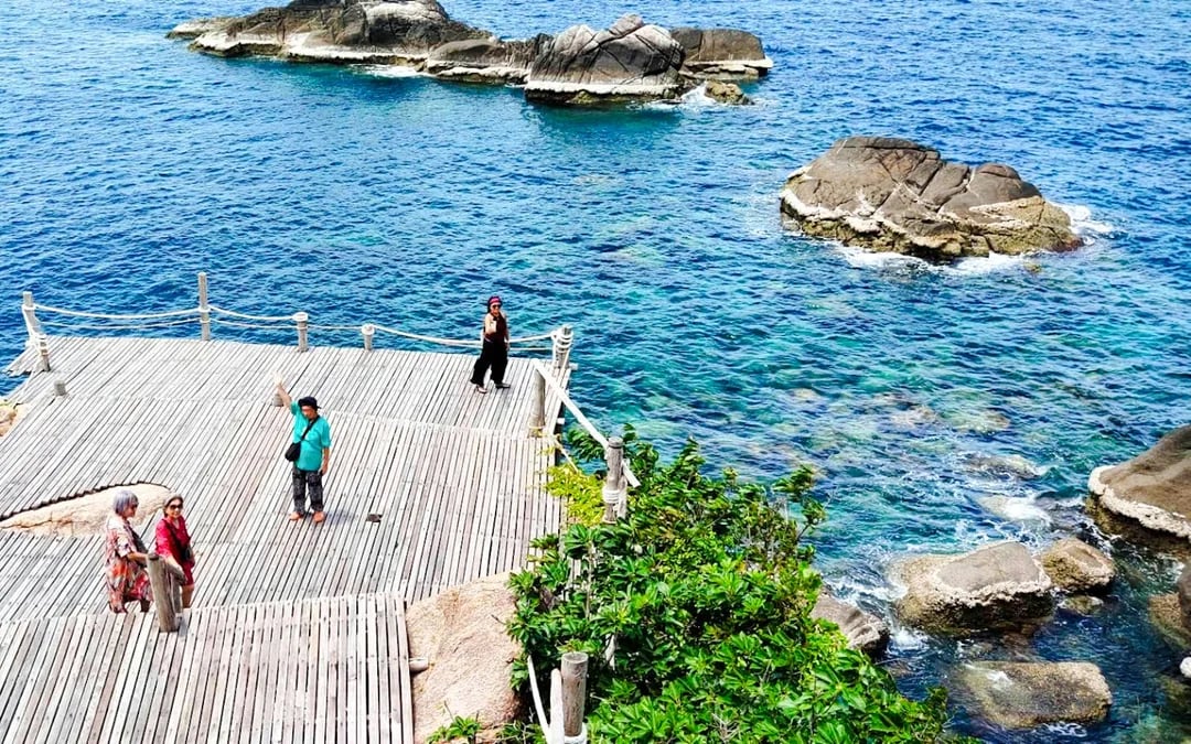 From Koh Tao: Private Car Sightseeing & Snorkeling Tour Image 1