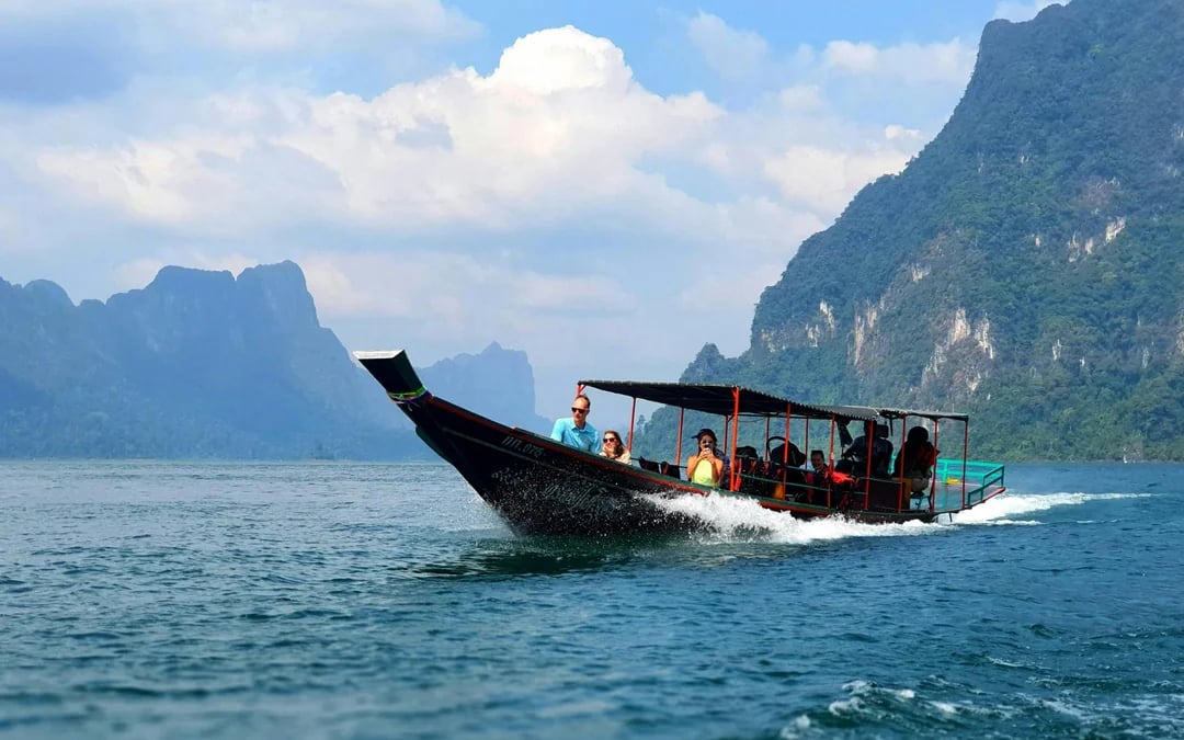 From Krabi: Cheow Lan Lake Boat Tour, Jungle Hike, Diamond Cave, and Floating Restaurant Lunch Guided Tour Image 2